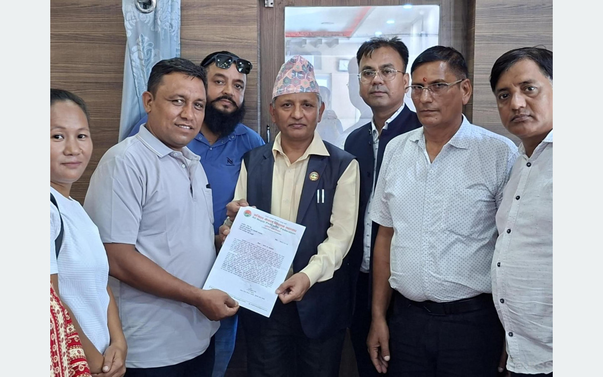 वार्षिक प्रगति समीक्षास्थलमा नै किसानले बुझाए कृषिमन्त्रीलाई ज्ञापनपत्र