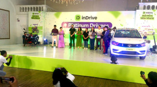 इनड्राइभद्वारा  प्लेटिनम ड्राइभर गिभअवे क्याम्पेनका ग्रान्ड प्राइज विजेताहरूलाई पुरस्कार हस्तान्तरण