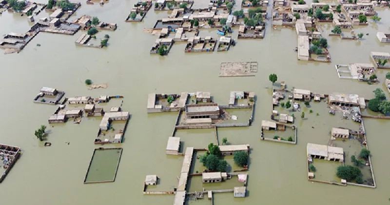 पाकिस्तानमा बाढीका कारण, १४० बालबालिका सहित २९९ जनाको मृत्यु