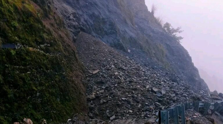 वर्षाका कारण देशभरका सात राजमार्ग अवरुद्ध, १३ राजमार्ग एकतर्फी सञ्चालनमा