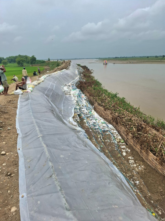 राप्ती नदीमा आपत्कालीन तटबन्ध निर्माण