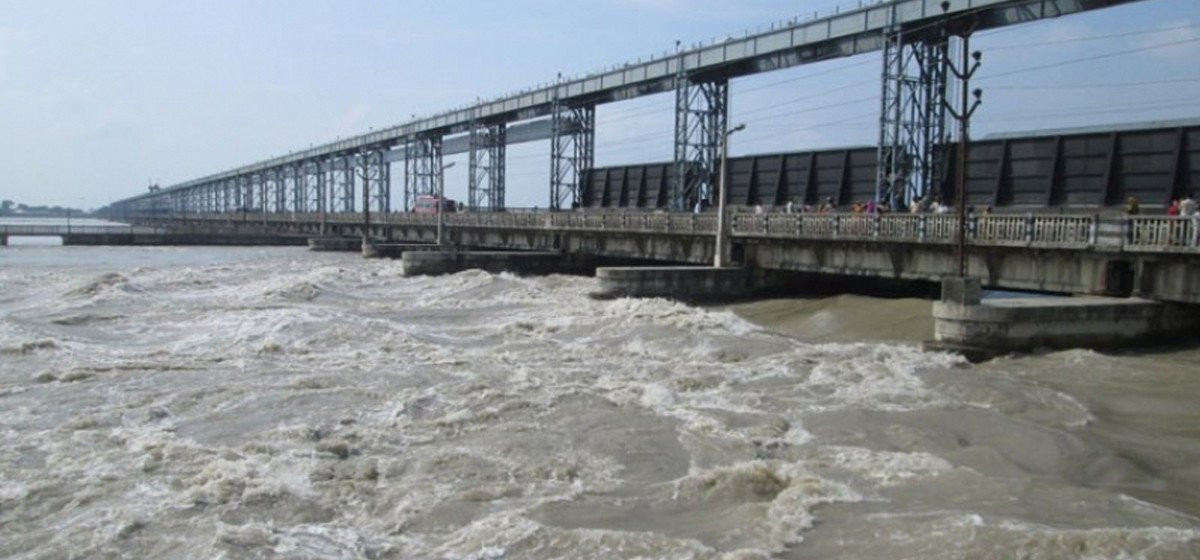 महाकालीमा पानीको प्रवाह बढेपछि सवारी साधन सञ्चालनमा रोक