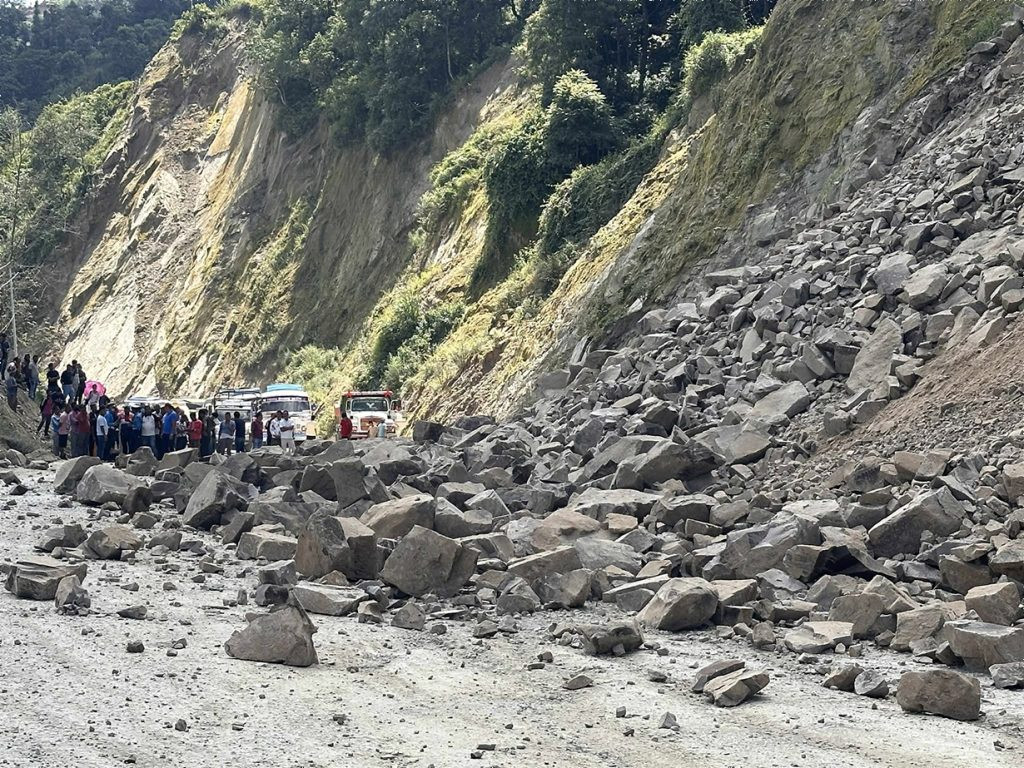 पहिरोले  अरनिको राजमार्गको धुलिखेल–खावा सडकखण्ड अवरुद्ध