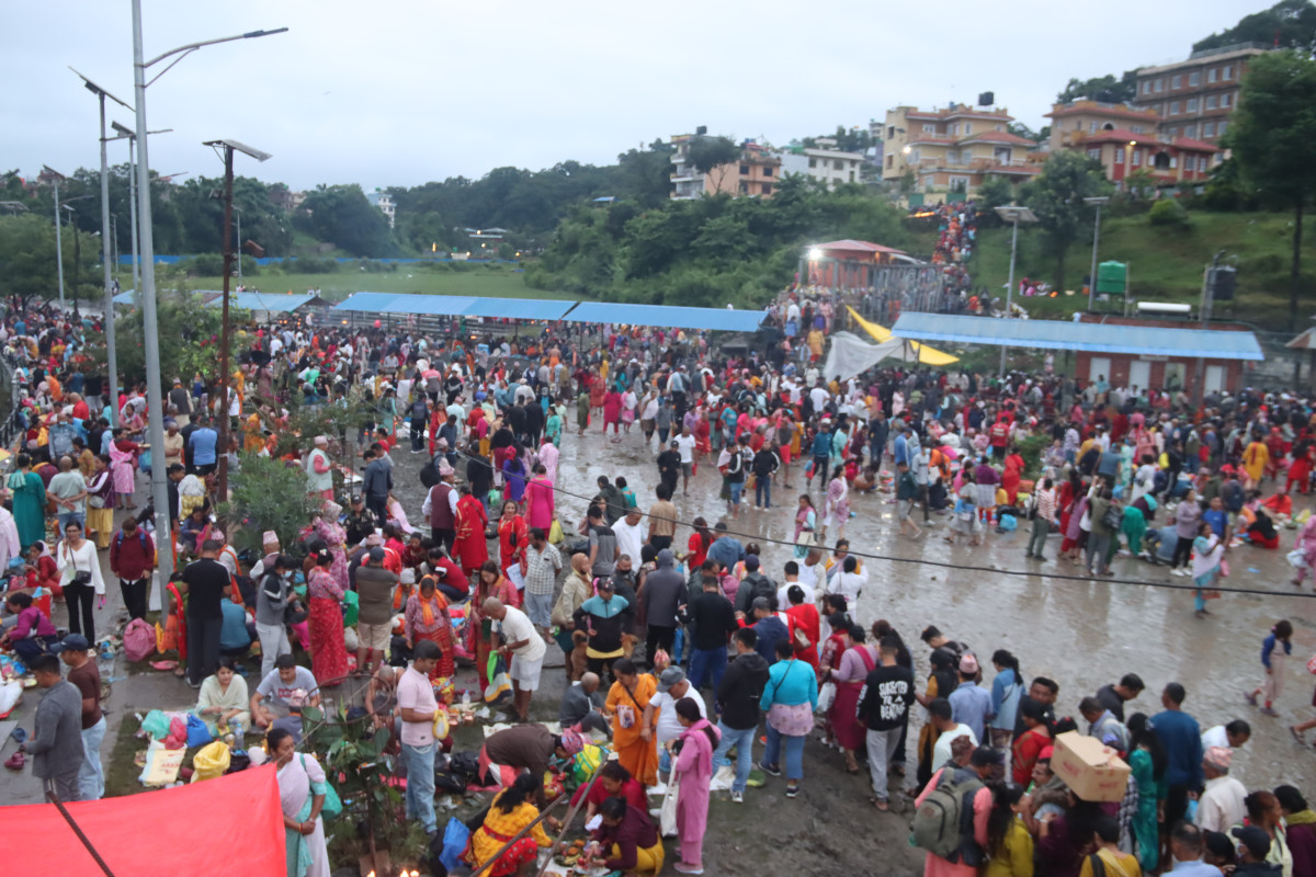 पितृप्रति श्रद्धा प्रकट गर्न बिहानैदेखि गोकर्णेश्वरमा हजारौँ भक्तजन