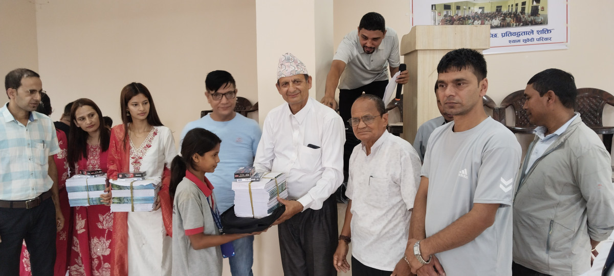 त्रियासी जना विपन्न छात्रालाई शैक्षिक सामग्री वितरण