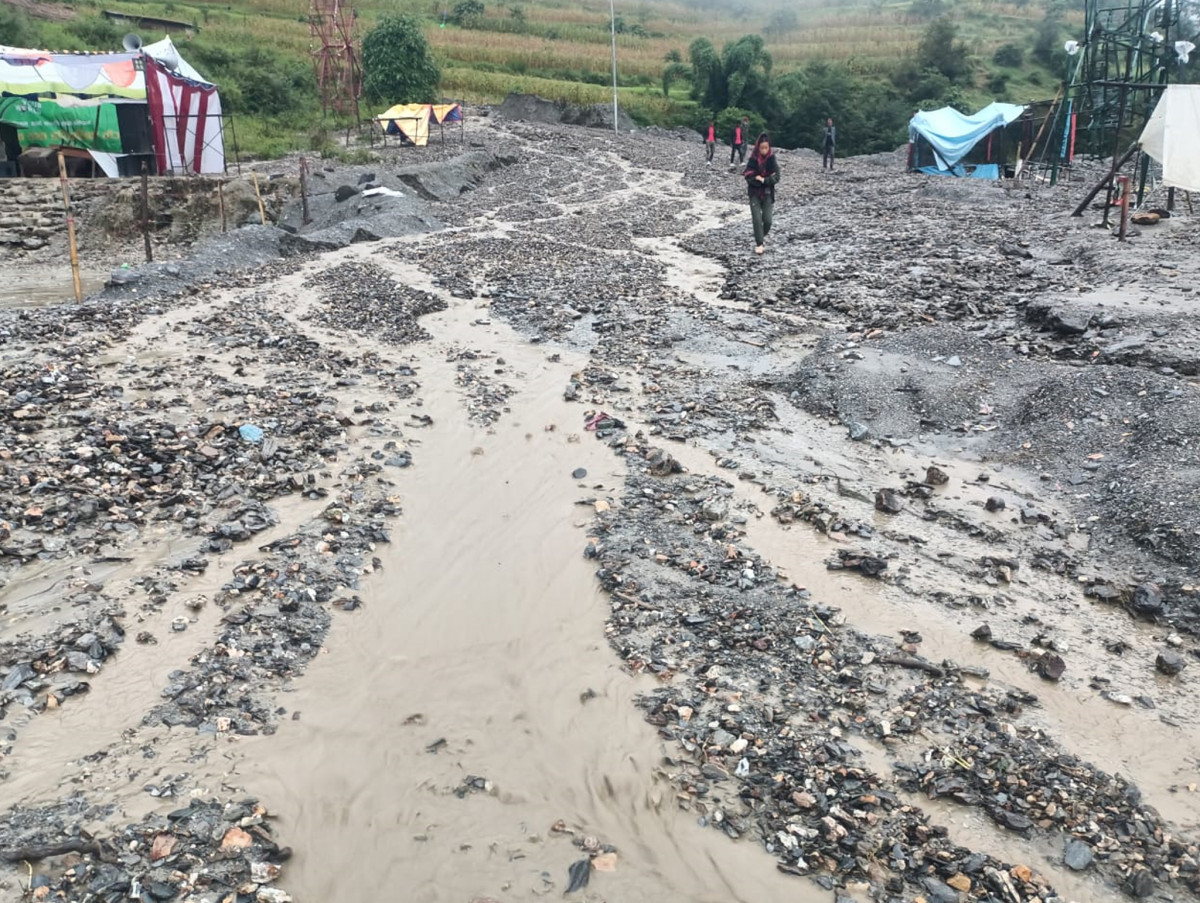 बाढीले मध्यपहाडी लोकमार्ग अवरुद्ध