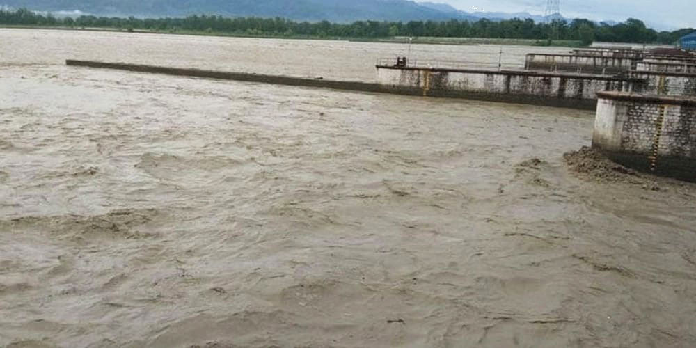 महाकाली नदीमा पानीको बहाव घट्दो : बाढी विस्थापित अझै घर फर्कन सकेनन्
