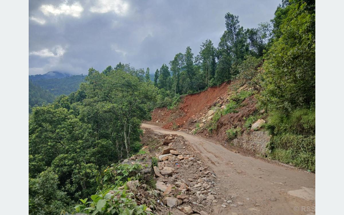 धादिङ–मलेखु सडकः दारेगौँडाभिरमा अझै भासिने र पहिरो जाने क्रम रोकिएन