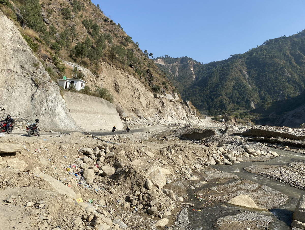 बिपी राजमार्ग  अवरुद्ध हुन नदिन पुनःमर्मत गरिँदै
