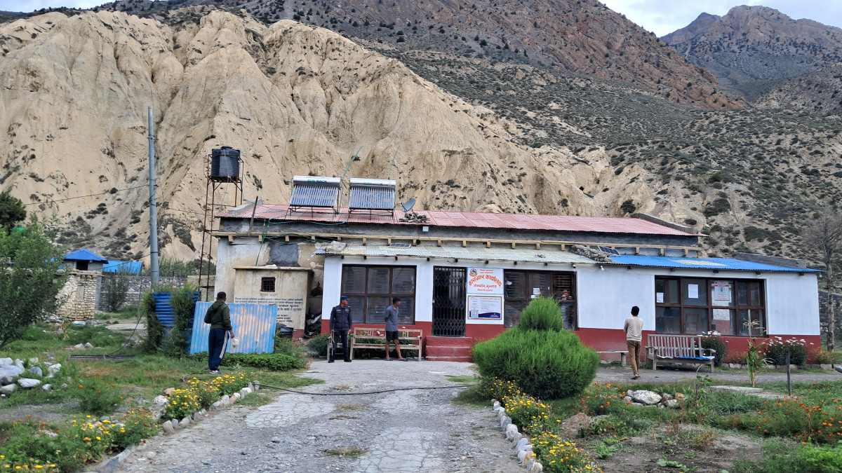 मुस्ताङ कारागारको  एउटै भवनमा कैदीबन्दी र सुरक्षाकर्मी