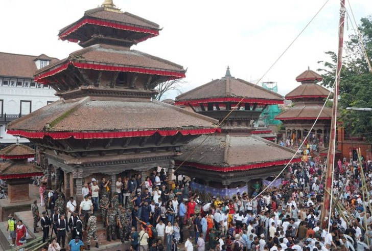 वसन्तपुर दरबार क्षेत्रमा  ईन्द्रजात्राको लिङ्गो उठाइए