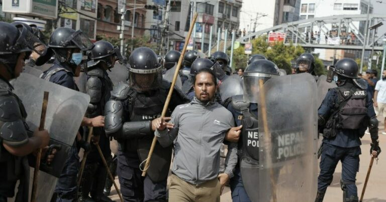 बानेश्वर चोकमा प्रदर्शनकारी–सुरक्षाकर्मी झडप, प्रहरीले लाठीचार्ज