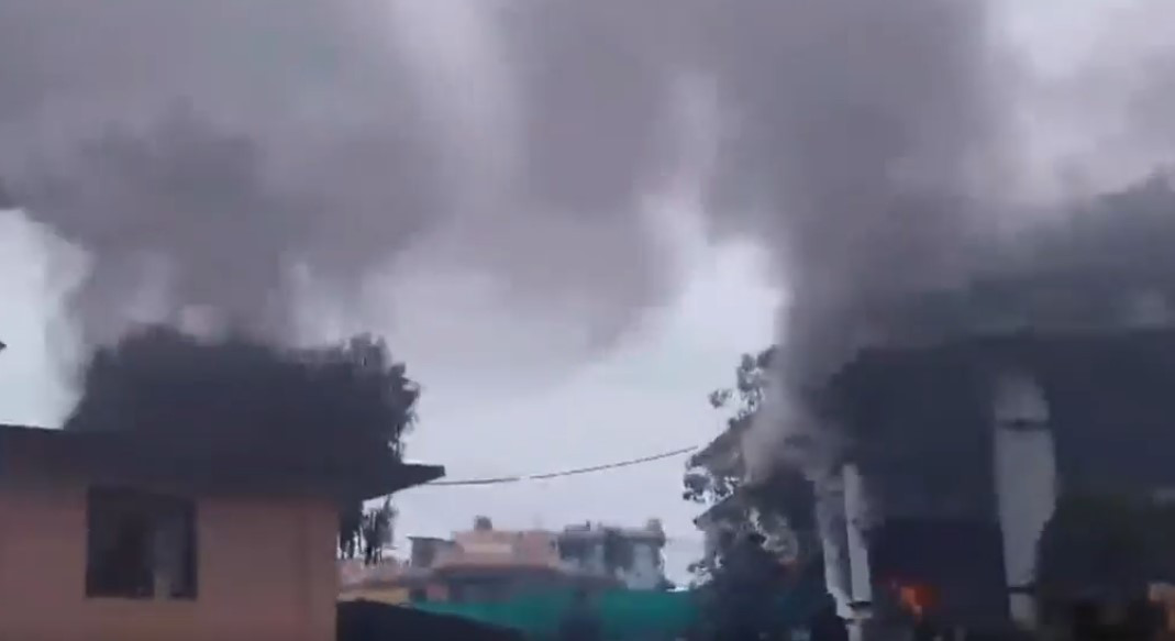 जेनजी आन्दोलन उग्र : सभापति देउवाको घरमा तोडफोड , लेखकको घरमा आगजनी