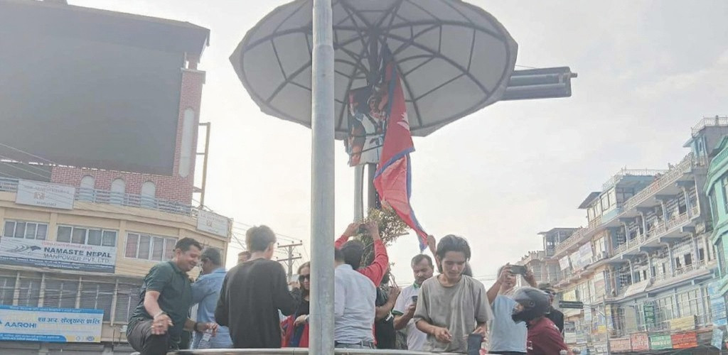 पोखरामा शहिद लखन थापाको शालिक ढाली पृथ्वीनारायणको प्रतिमा स्थापना