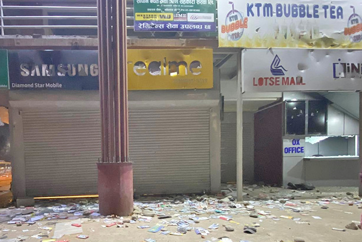 लोत्से मलमा भएको आगजनीबाट ३५ करोड बढीको क्षति