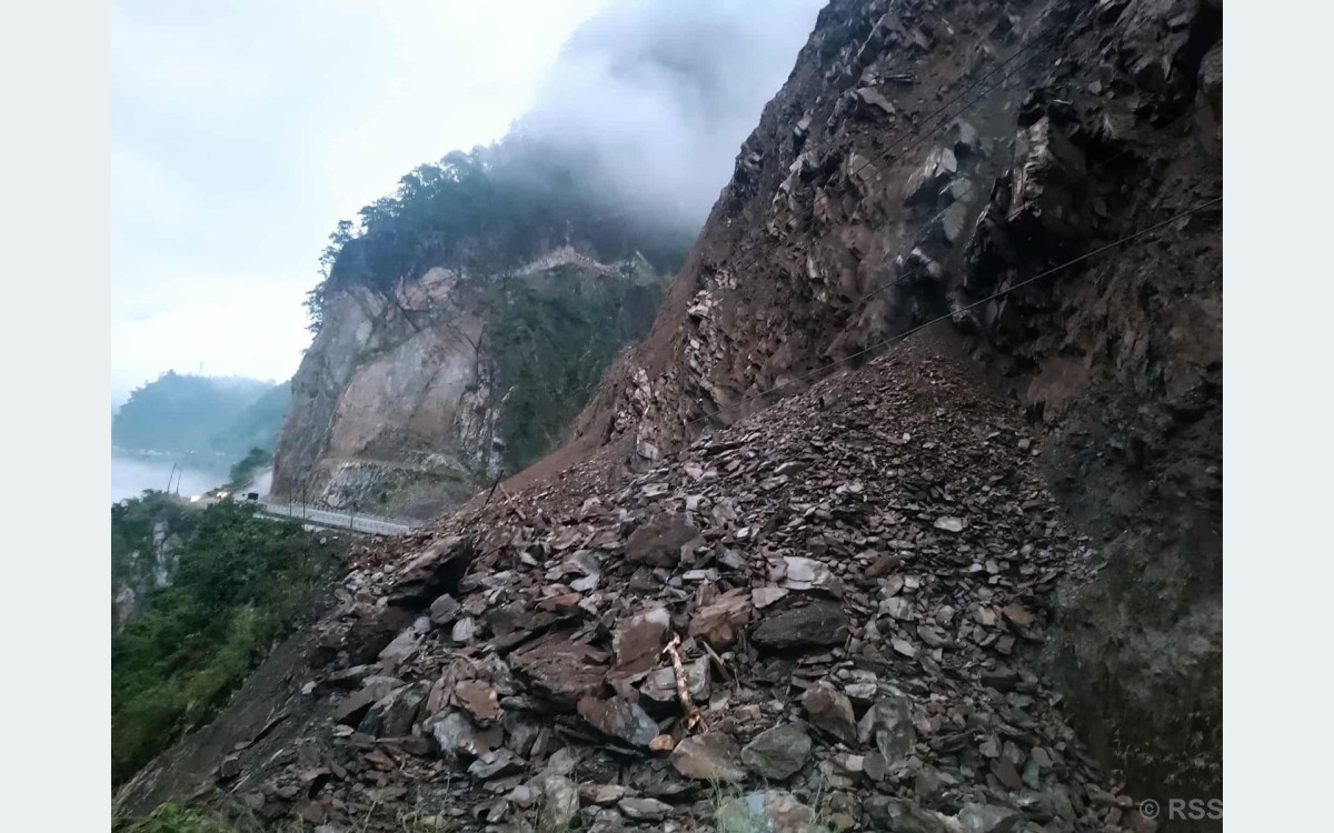 तुइन खोलामा खसेको पहिरोका कारण नारायणगढ–मुग्लिन सडक अवरुद्ध