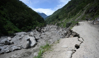 कुलुङखोला पुलमा मालवाहक सवारीसाधान आवतजावतमा रोक
