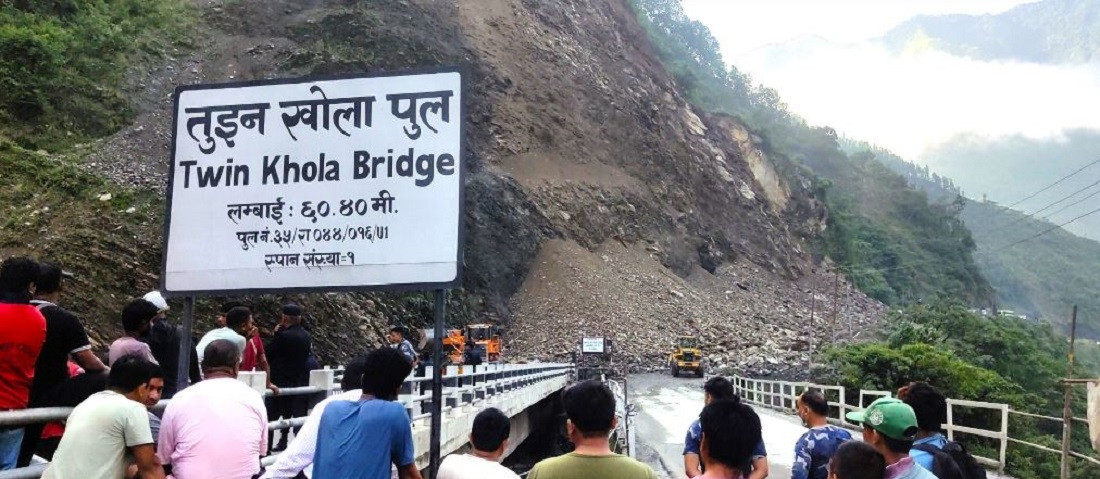 तीन मेसिनद्वारा तुइन खोलाको पहिरो पन्छाउने काम बिहानैदेखि सुरु