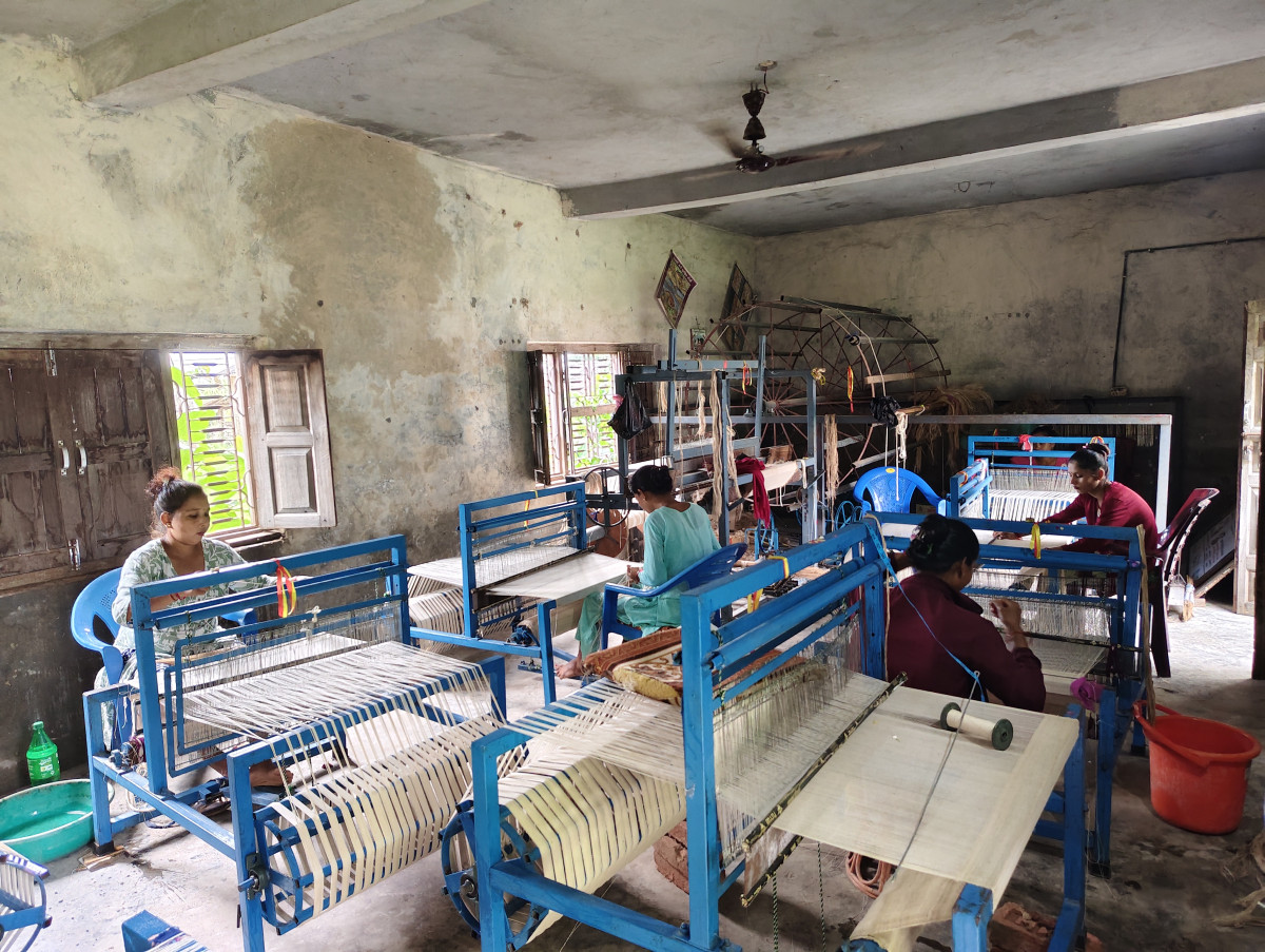 तालिमले फेरिएको  जुगरानीको जीवन :  केराको रेसाबाट कपडा उत्पादन