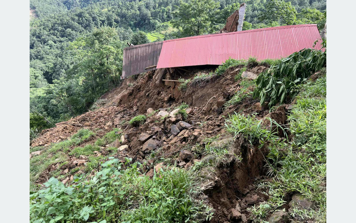 पहिरोले छ घर भत्किए, दश घर उच्च जोखिममा