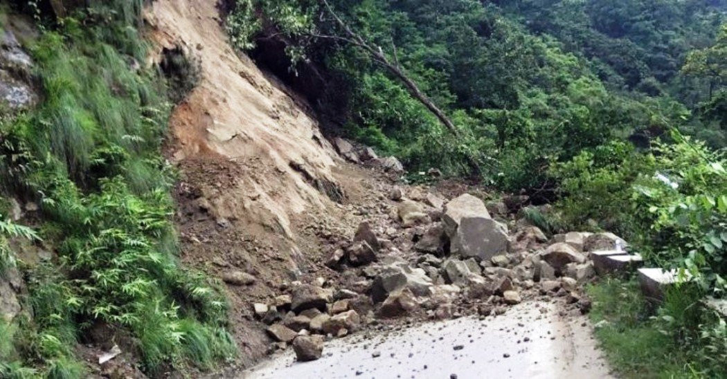 देशका विभिन्न राजमार्ग र सडक खण्डमा अझै यातायात अवरुद्ध, सडक खुलाउने कार्य उच्च प्रथामिकतामा