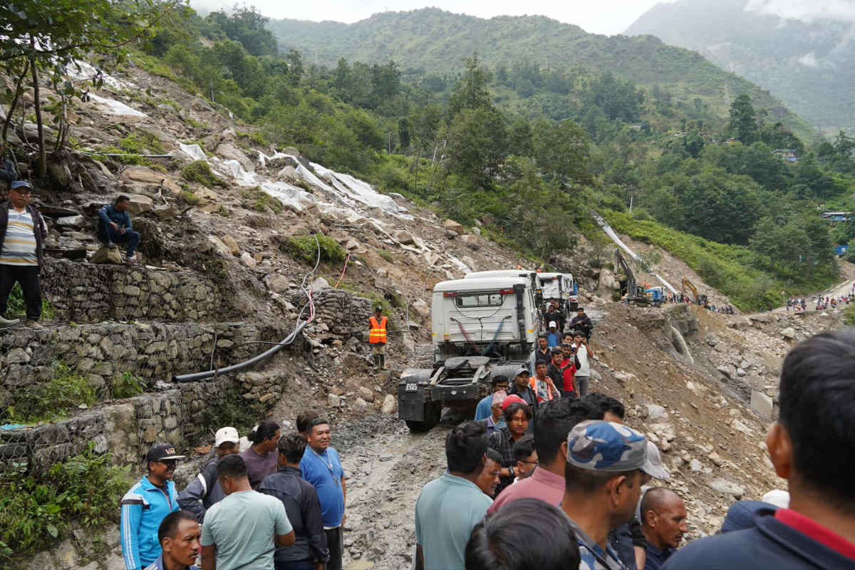 तातोपानी नाकाबाट आउन थाल्यो कन्टेनर