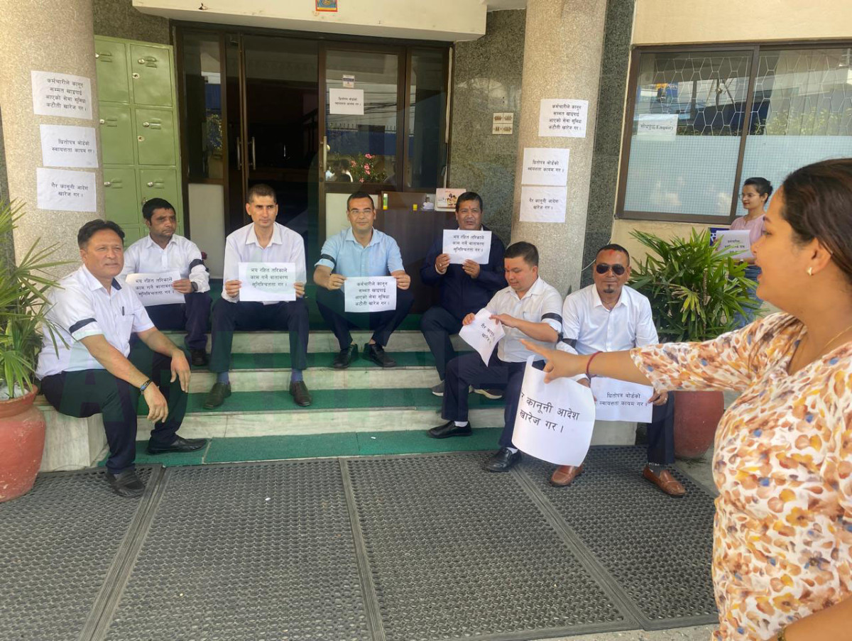 मृत्यु भइसकेका कर्मचारीहरूसँग सुविधा फिर्ता गर्ने अर्थमन्त्रालयको निर्णयको विरोधमा कर्मचारी