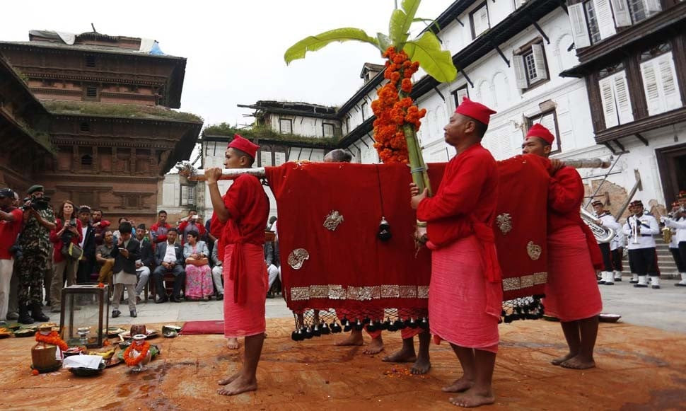 आज घर घरमा फूलपाती भित्र्याइँदै