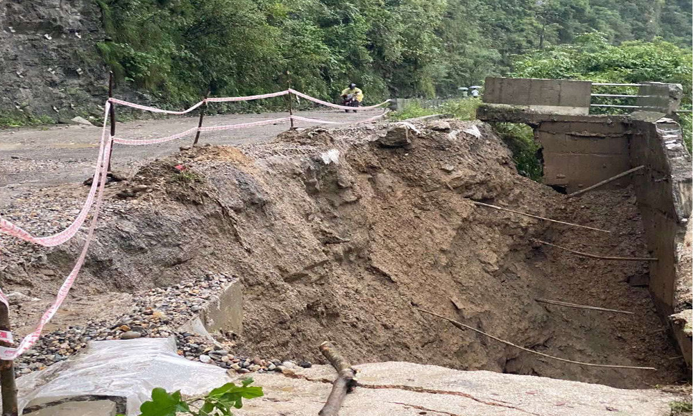 तनहुँको साँखरमा सडक भासियो, आवागमन एकतर्फी