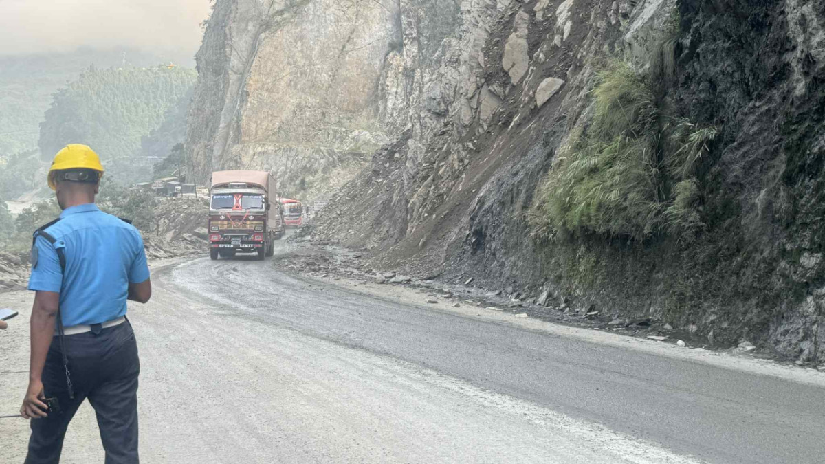 आइतबार रातिदेखि बन्द नारायणगढ–मुग्लिन सडकखण्ड सोमबार बिहान ६ बजेदेखि खुला