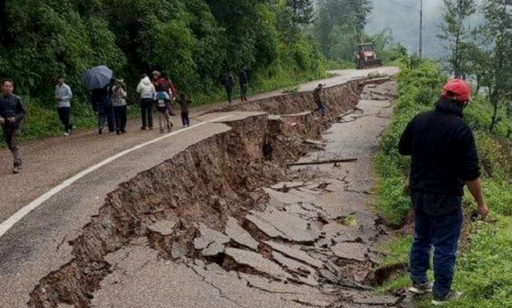 बाढीपहिरोबाट विभिन्न १८ राजमार्गमा यातायात अवरुद्ध