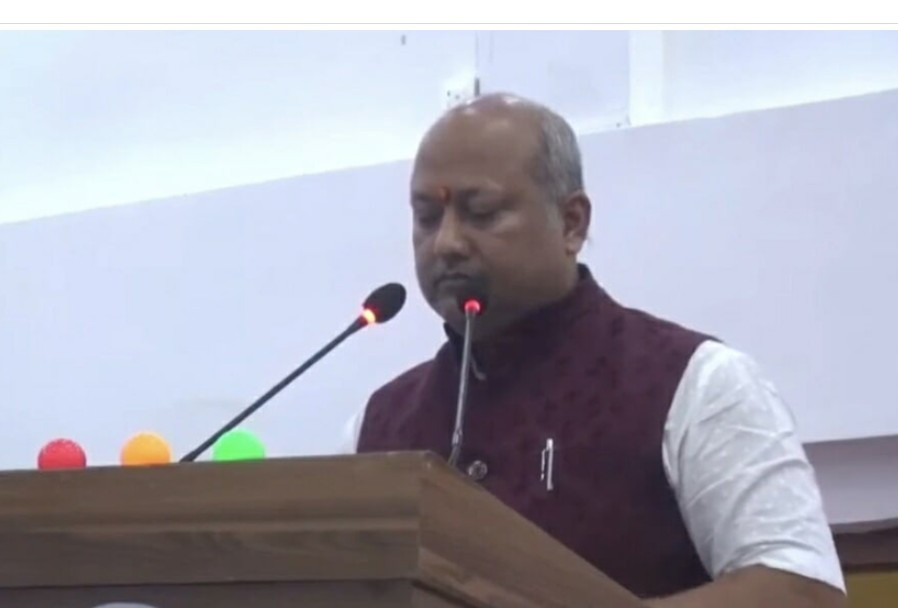 विश्वासको मत नलिएर मधेशका  मुख्यमन्त्री सतिश कुमार सिंहले  राजीनामा घोषणा गरे
