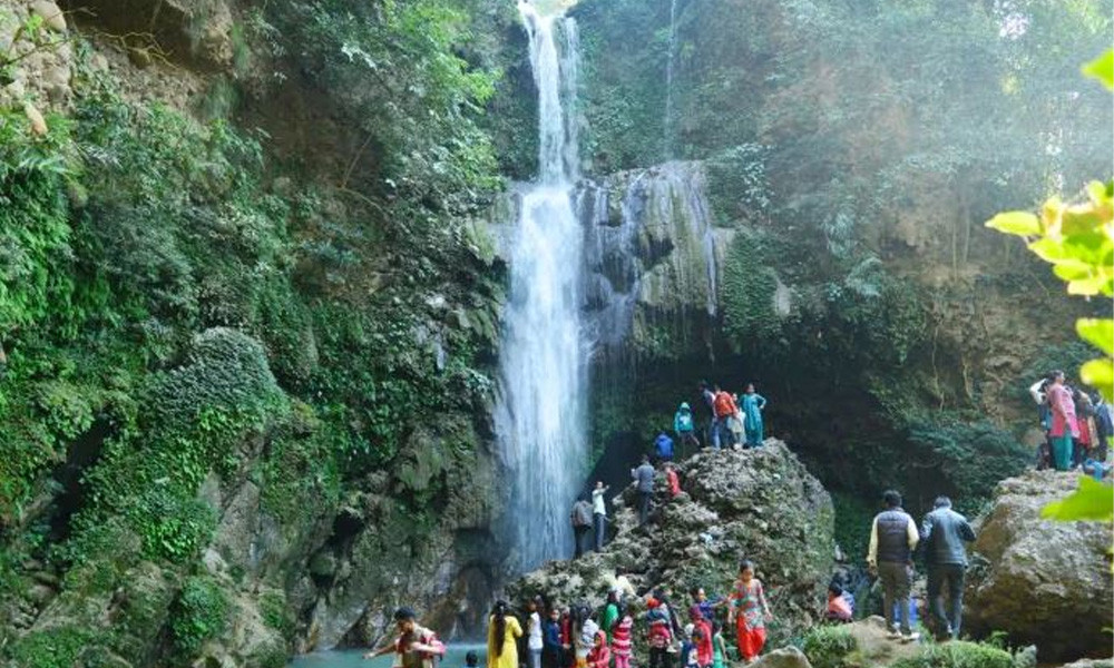 पर्यटक लोभ्याउँदै पुरन्धरा झरना