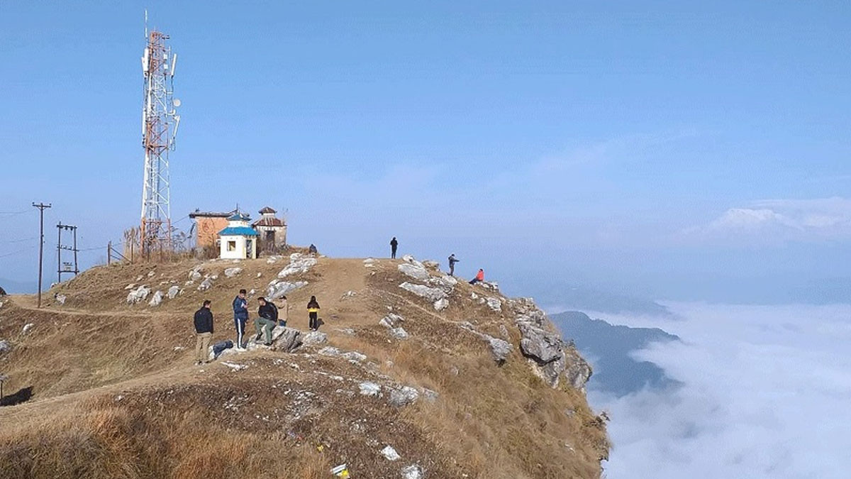 तनहुँको मानुङकोटमा आन्तिरिक पर्यटक  दैनिक  बढ्न थाले