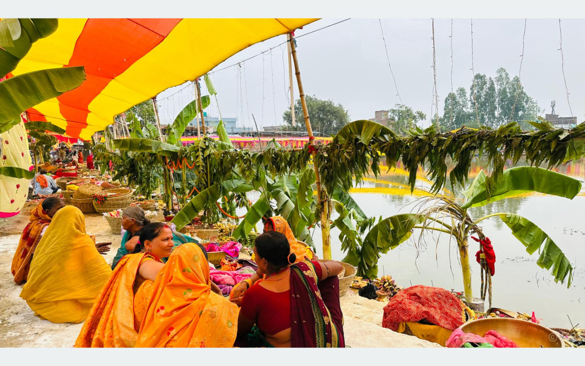 अस्ताउँदो सूर्यलाई अर्घ अर्पण गर्दै छठ पर्वको मुख्य दिन भव्यरूपमा सम्पन्न