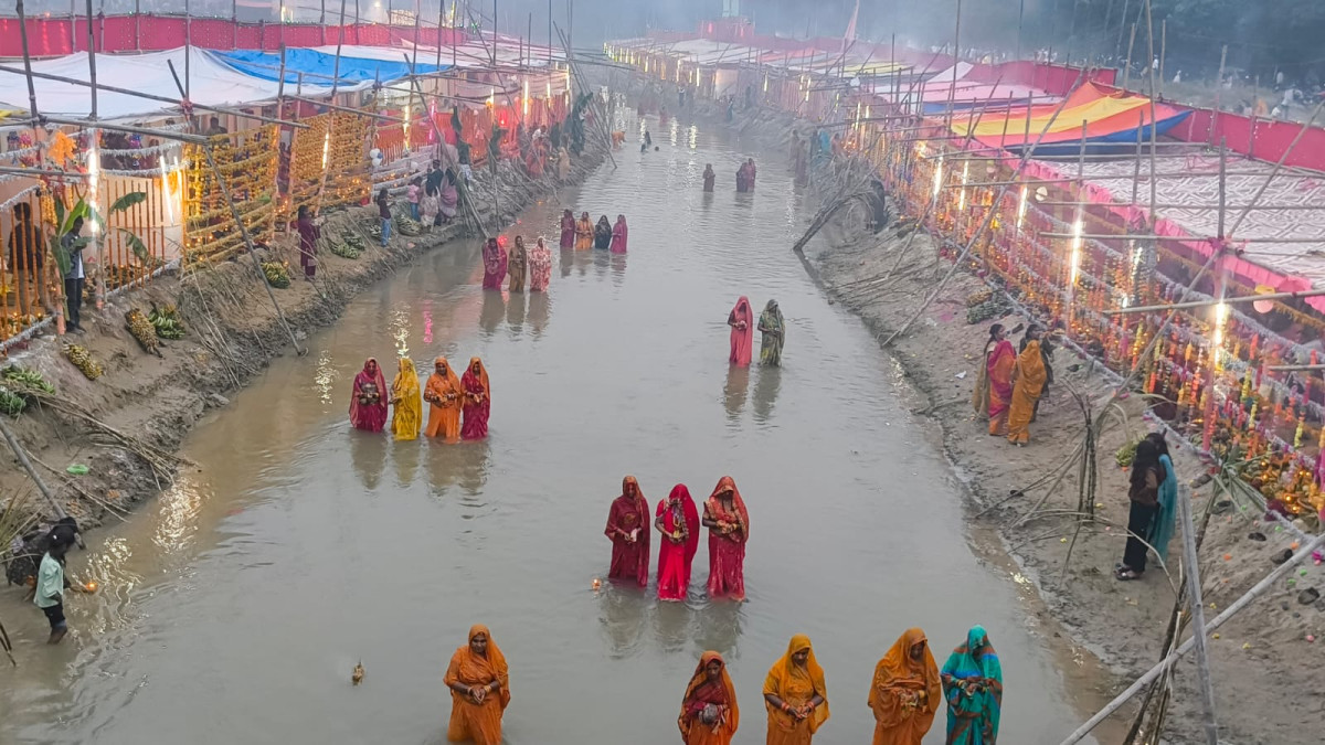 उदाउँदो सूर्यलाई अर्घ दिँदै  छठ सम्पन्न