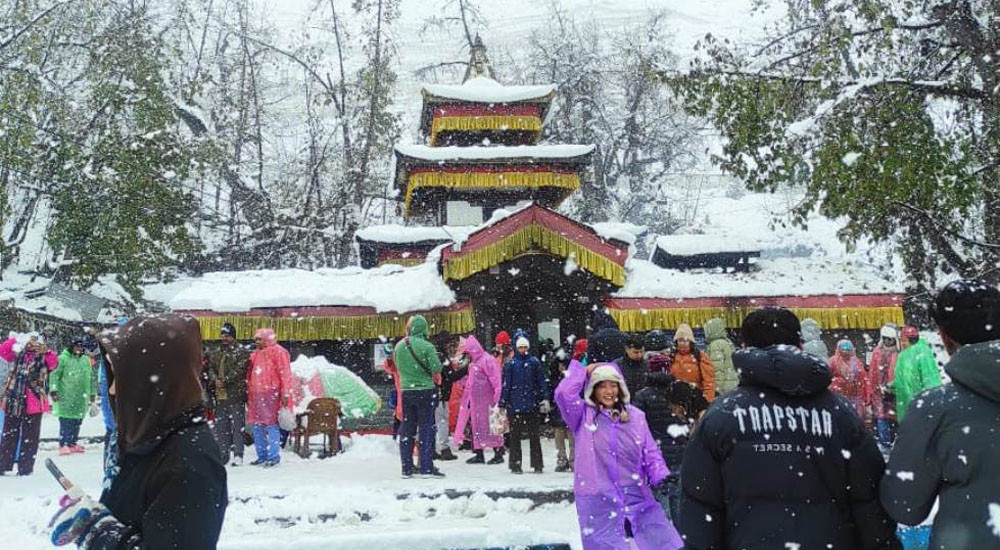 दश दिनमै ४० हजारभन्दा बढी पर्यटक मुस्ताङ पुगे, हिमपातले मुक्तिनाथ यात्रामा असर