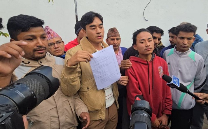 त्रिपक्षीय बैठकमा सहभागी हुन पाउनुपर्ने भन्दै  जेनजीको एक समूहद्वारा  बालुवाटार बाहिर धर्ना