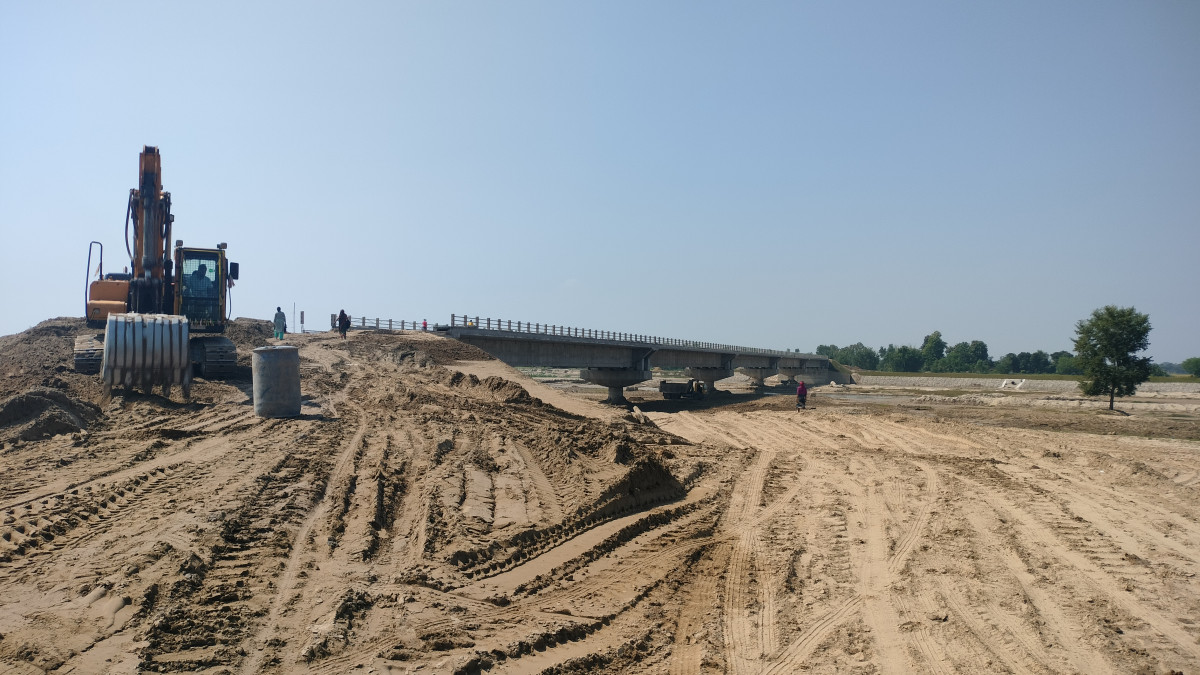 वनहरा नदीमा धमाधम पक्की पुल निर्माण हुँदै