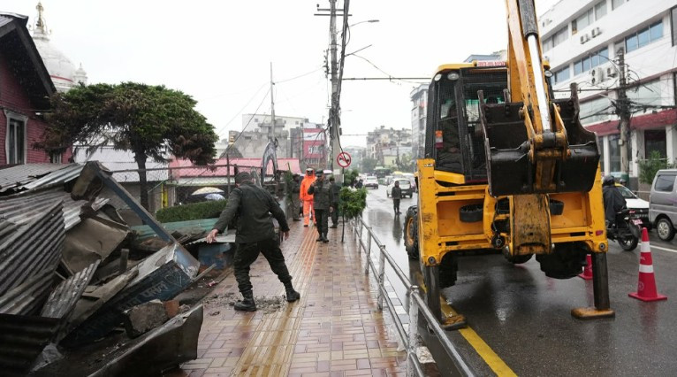 थापाथलीको राममन्दिरमा  निर्माण गरिएको अनधिकृत भौतिक संरचनामा महानगरको डोजर