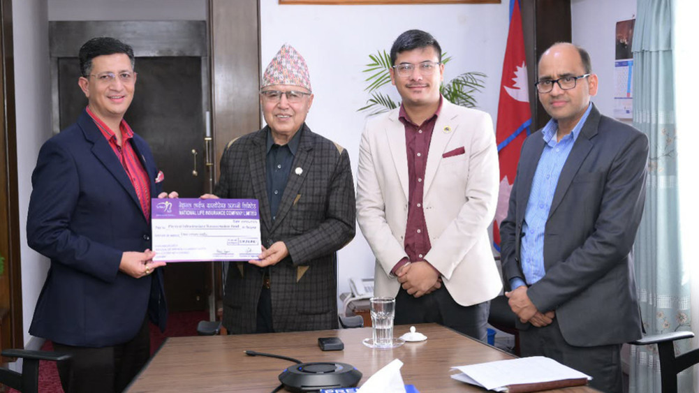 पुनर्निर्माण कोषमा नेशनल लाइफले एक करोड र एनएलजी इन्स्योरेन्सले २५ लाख सहयोग