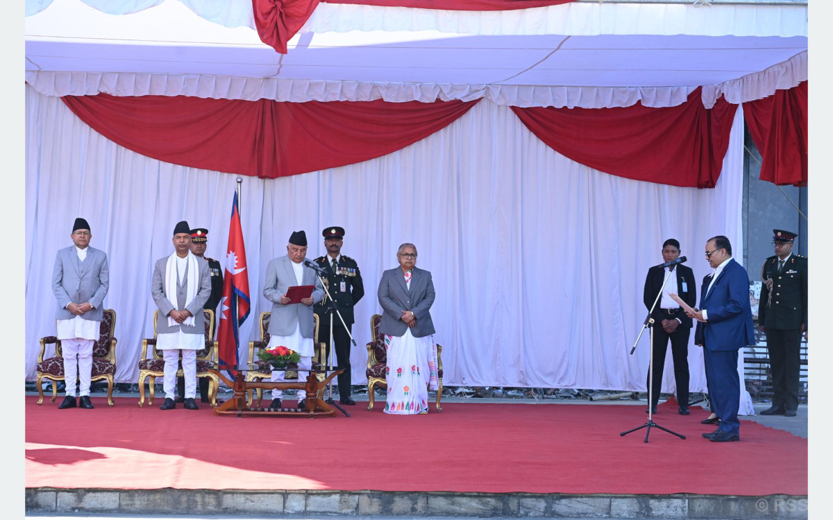 मधेस प्रदेशका नवनियुक्त प्रदेश प्रमुख  कर्णद्वारा पद तथा गोपनीयताको  शपथ ग्रहण