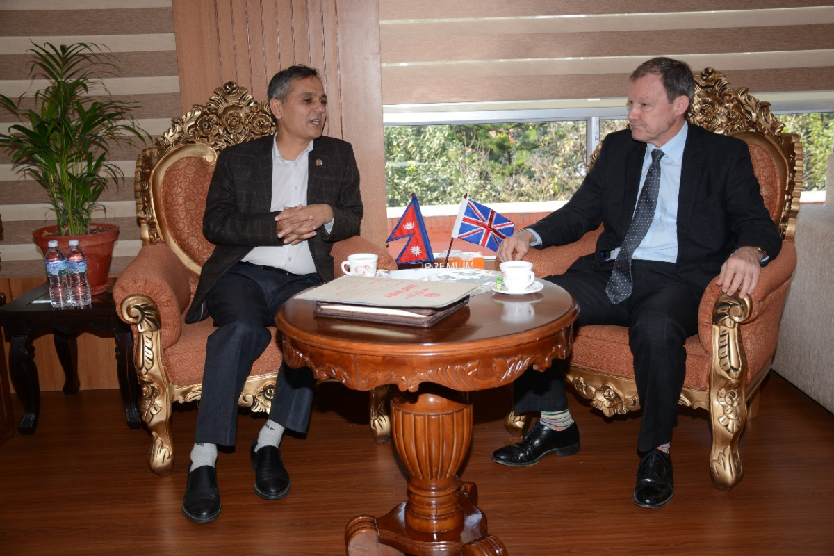 गृहमन्त्री अर्याल र नेपालका लागि बेलायती राजदूतबीच शिष्टाचार भेट