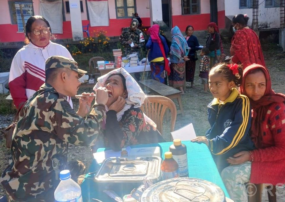 ताकममा सेनाको स्वास्थ्य शिविर : करिब दुई सय जना लाभान्वित