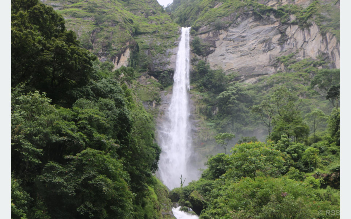 आहा !  फुङ्फुङ्गे झरना