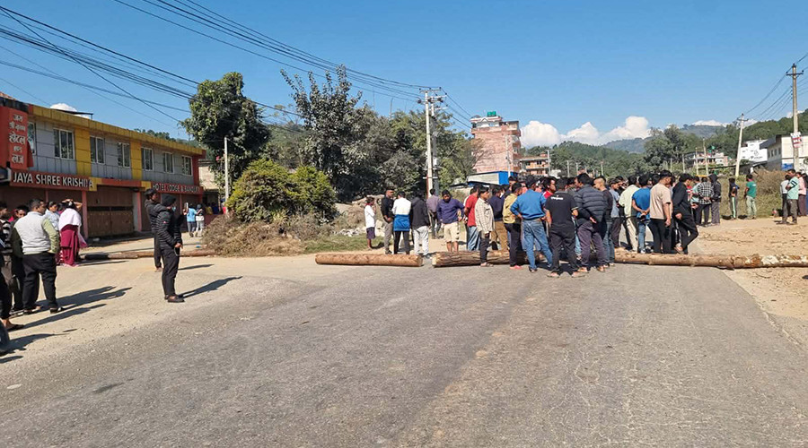 बसको ठक्करबाट पैदलयात्रीको मृत्यु अरनिको राजमार्ग अवरुद्ध