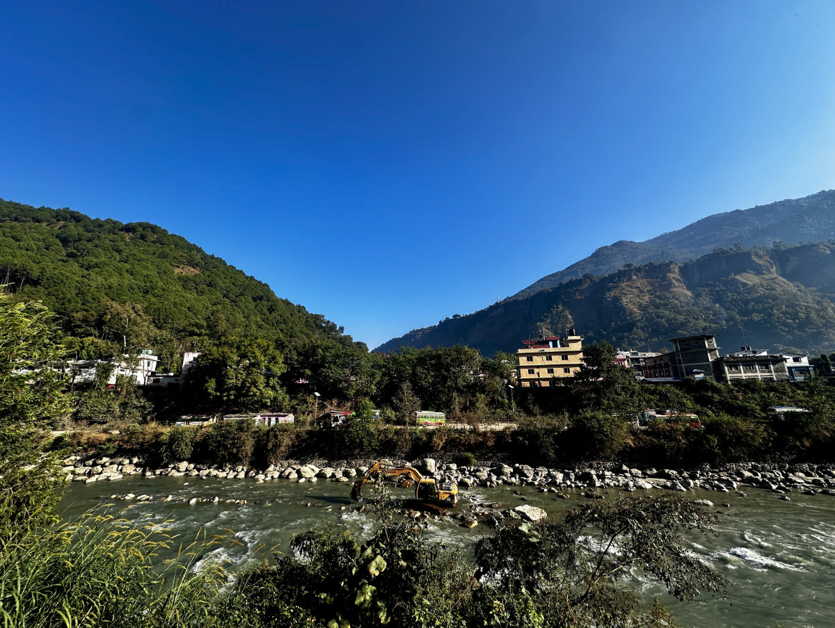 म्याग्दी नदीमा पानीको सतह घटेपछि पर्खाल निर्माण सुरु