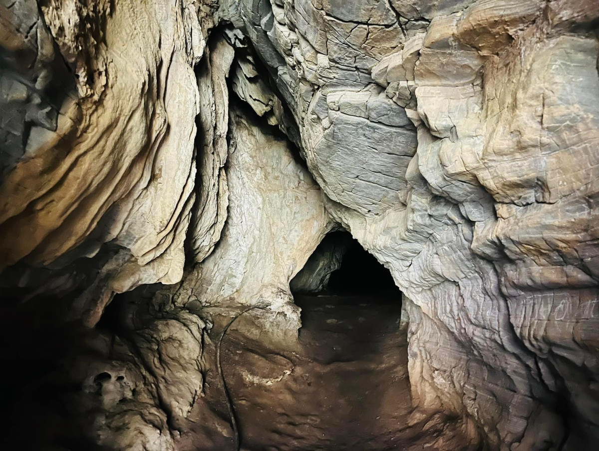 पर्यटकको पर्खाइमा धुर्कोटको विचित्र गुफा