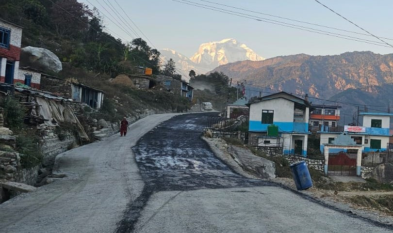 बेनी–पाखापानी सडकः किराखोर–नेप्टेचौर खण्डमा धमाधम कालोपत्र हुँदै