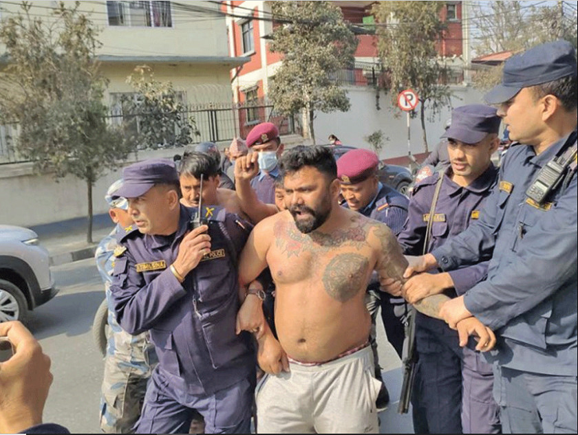 को हुन् प्रधानमन्त्री कार्यालयको गेटमा अर्धनग्न पुग्ने युवा?